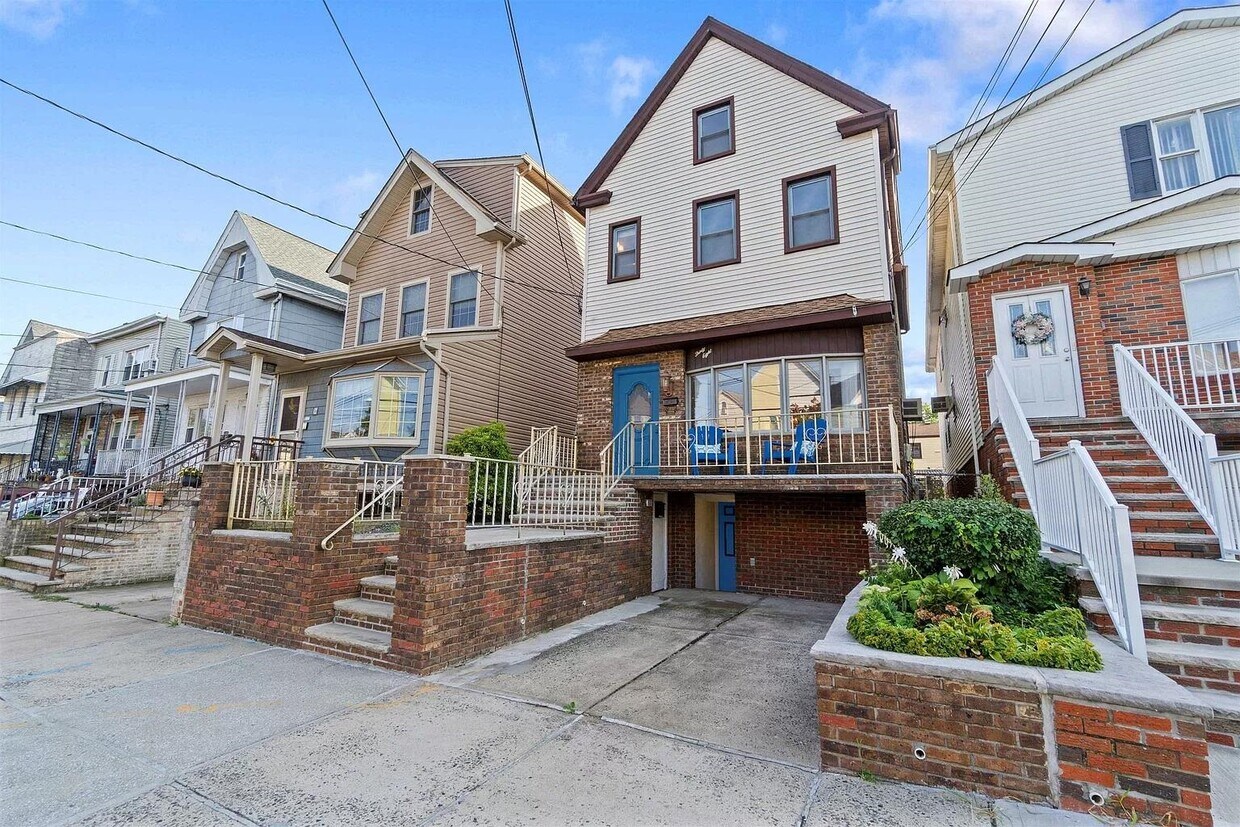 38 W 50th St, Bayonne, NJ 07002 Condo for Rent in Bayonne, NJ
