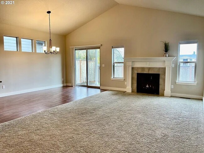 Foto del edificio - Newer, single level home with double garage