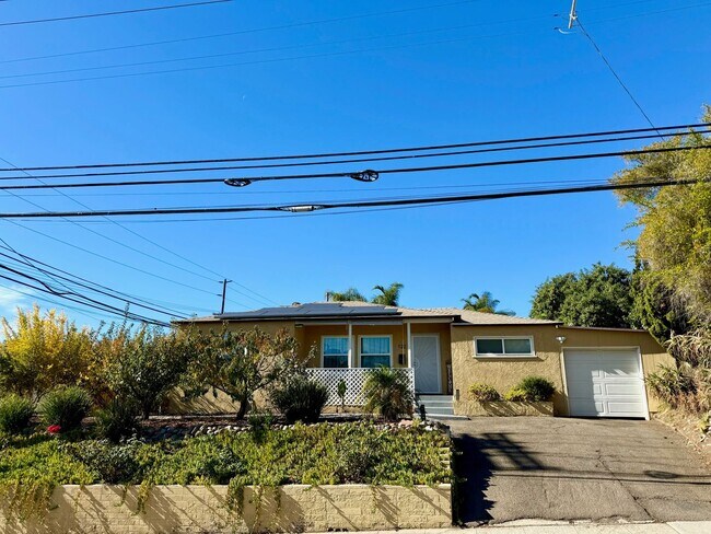 Foto del edificio - 3 Bedroom 1 bath single story home with solar!