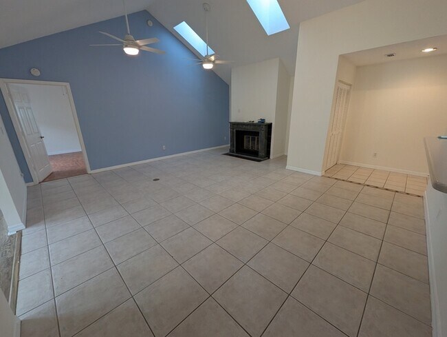 Building Photo - 108 N Lake Cir