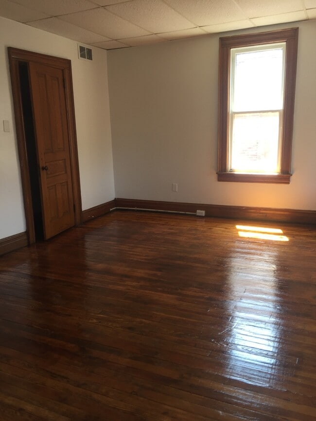 Building Photo - Top Floor 1 Bedroom with Parking Downtown ...