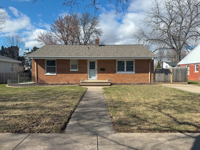 Building Photo - 810 E Pershing St