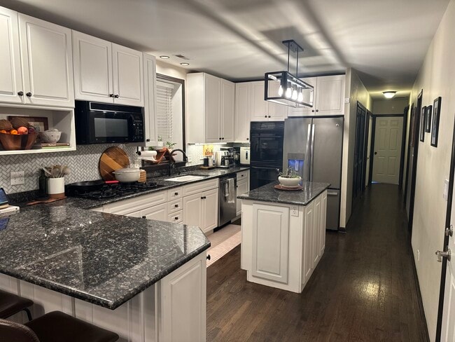 Photo - 619 N Racine Ave Apartment