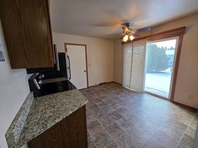 Kitchen - 303 Thomas Dr