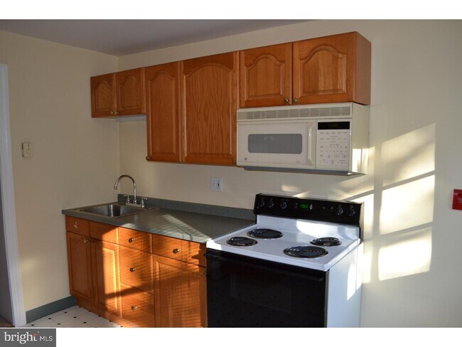 Building Photo - 1643 Rockwell Rd