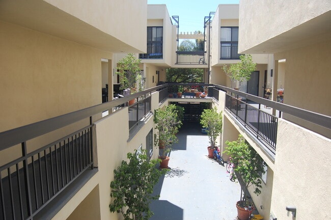 Building Photo - 700 Palm Dr