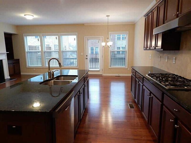 Foto del edificio - 3328 Twinrose Pl