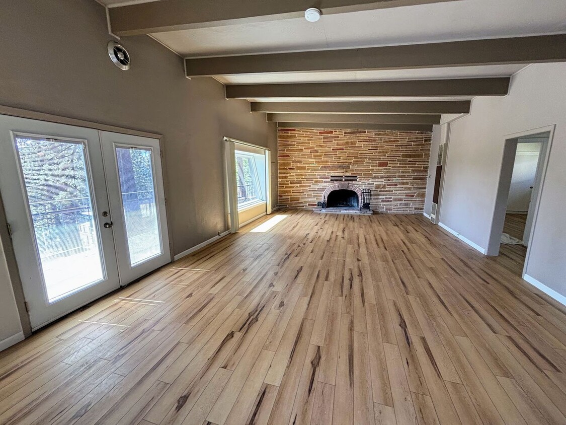 Foto principal - 636 Lakeview Dr