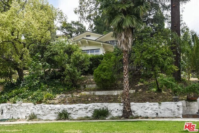Building Photo - 2200 Canyon Dr