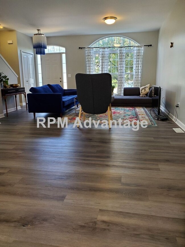 Building Photo - Gorgeous Townhouse Steps from Pool and Hik...