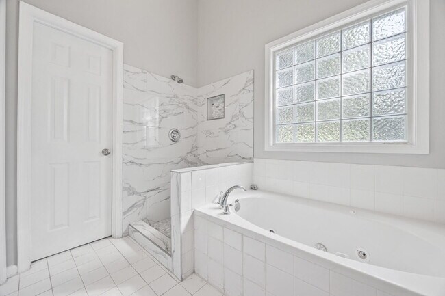 Foto del edificio - Spacious 3BR/3BA + 2 Bonus Rooms | $2,400/...