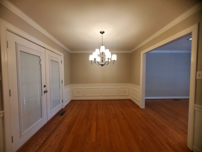Building Photo - 2721 Huntington Rd