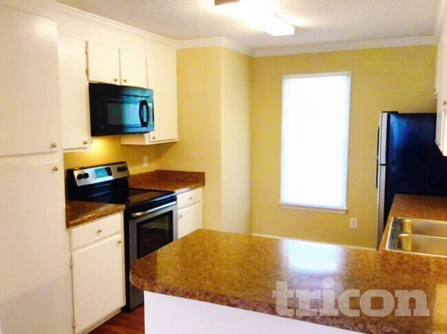 Building Photo - 204 Woodchase Ln