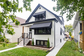 Building Photo - 5942 W Eastwood Ave