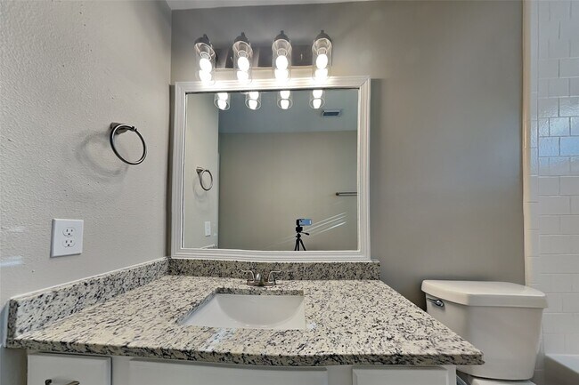 Foto del edificio - 15142 Red Cedar Cove Ln