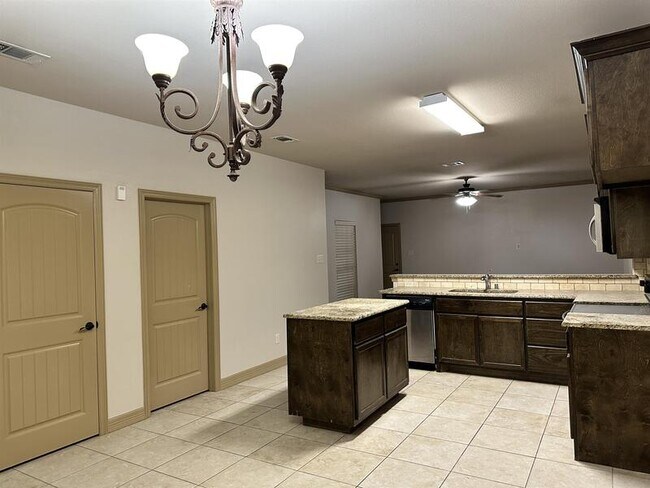 Foto del edificio - Jack Finney Blvd 6921 - 1