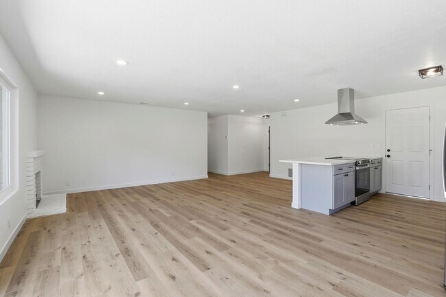 Building Photo - Beautifully Remodeled Property