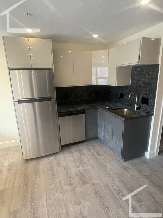 9/1 No Fee! Loft-style Studio on Comm Ave w/AC, elevator! - 9/1 No Fee! Loft-style Studio on Comm Ave w/AC, elevator!