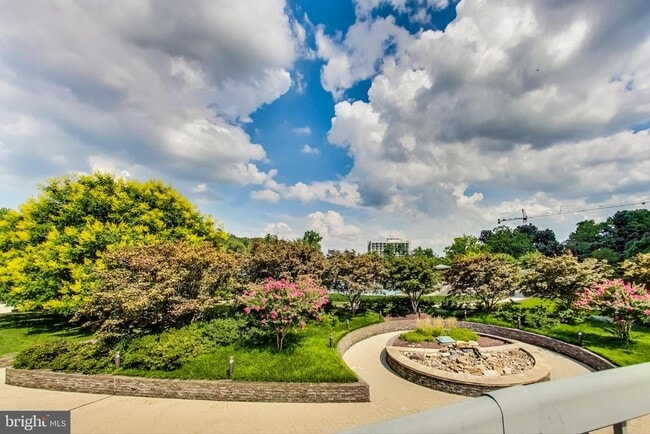 Foto del edificio - 5225 Pooks Hill Rd