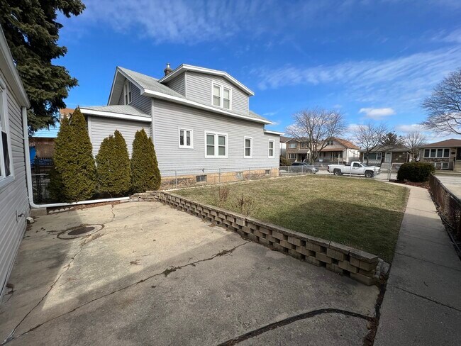 Building Photo - 4334 N Newcastle Ave