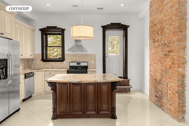 Foto del edificio - 652 Halsey St