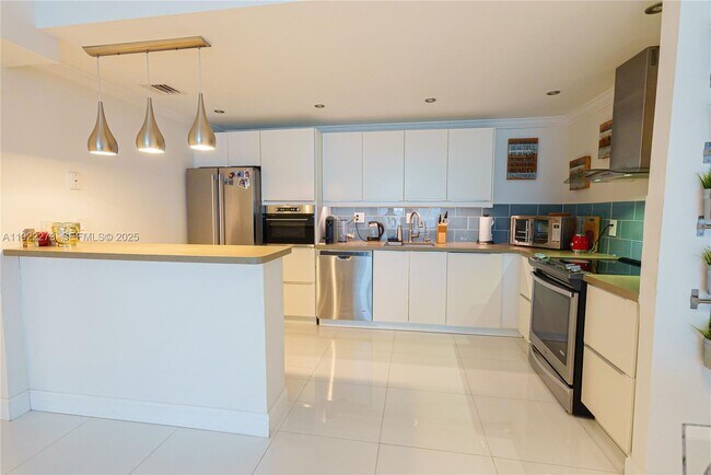 Foto del edificio - 19390 Collins Ave