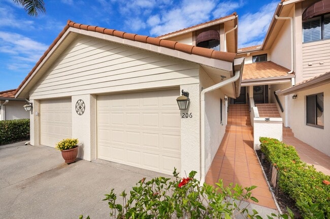 Building Photo - Stunning 3 bedroom, 2 bathroom Unfurnished...