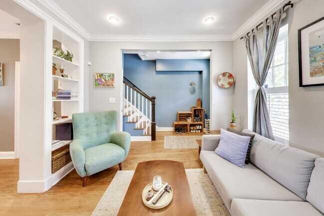 Foto del edificio - Charming 2bd/2.5ba LeDroit Park Home Available