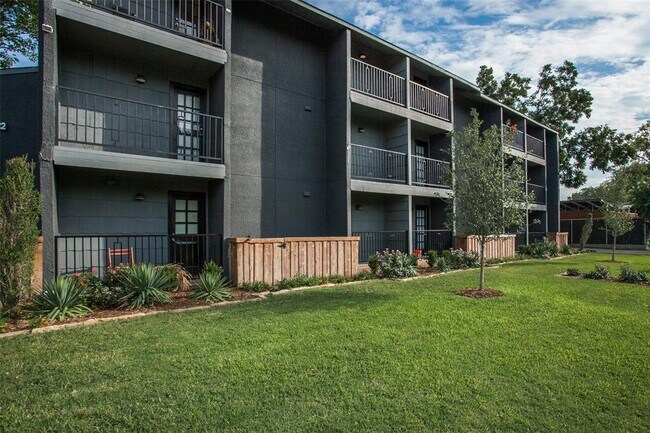 Building Photo - 2734 Throckmorton St