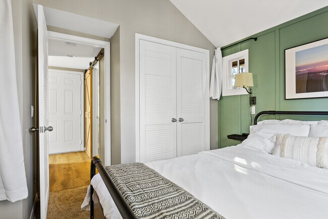 Foto del edificio - 590 Oak Knoll Cir