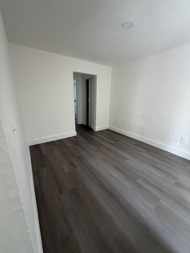 Building Photo - Bright & Renovated 2 Bedroom Apartment in Miami