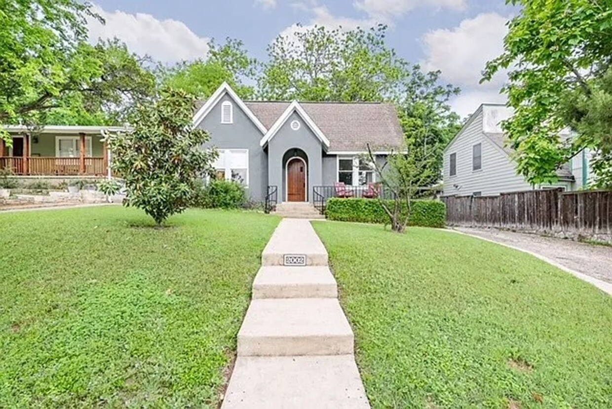 Foto principal - Beautiful Tudor Style Home in highly desir...
