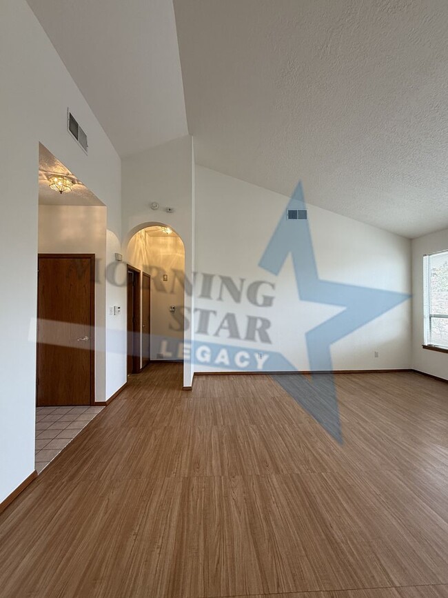 Building Photo - Move-in Special! Charming Home with Mountain Views!