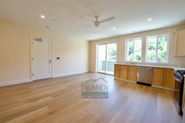 Building Photo - 10 E Crescent Dr