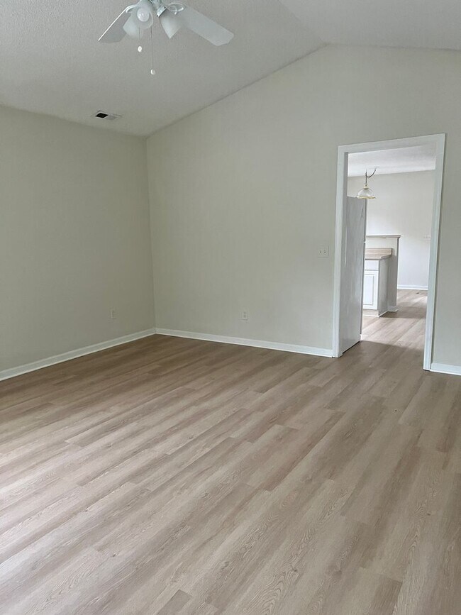 Foto del edificio - 3 Bedroom 2 Bath House on Hillsdale Drive ...