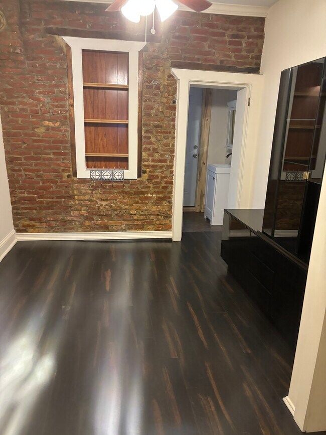 Foto del edificio - 119 E Wishart St