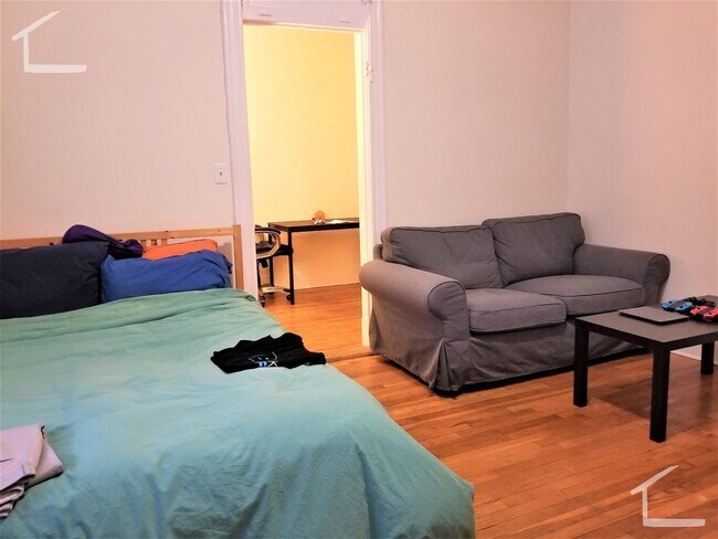 Building Photo - Large studio in a prime location by the Green Line in Brighton!