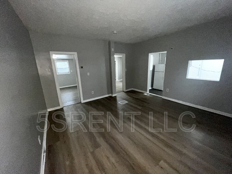 Primary Photo - 240 S Mary Ellen St