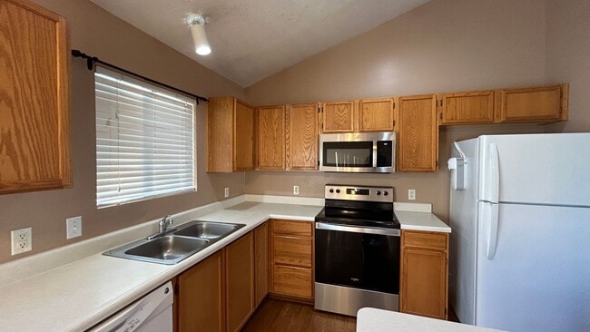 Building Photo - 3 bedroom house with large fenced in yard