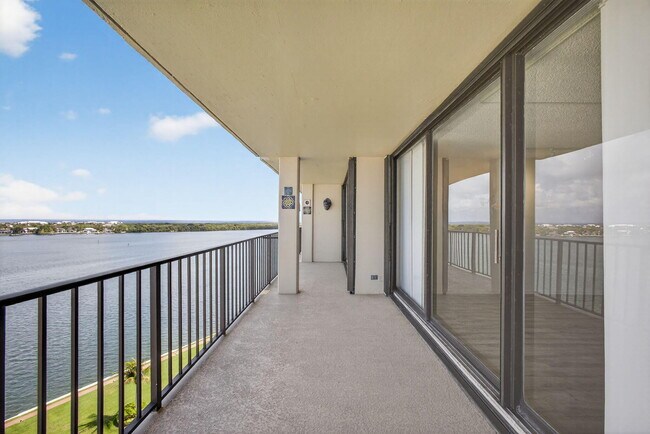 Foto del edificio - 134 Lakeshore Dr