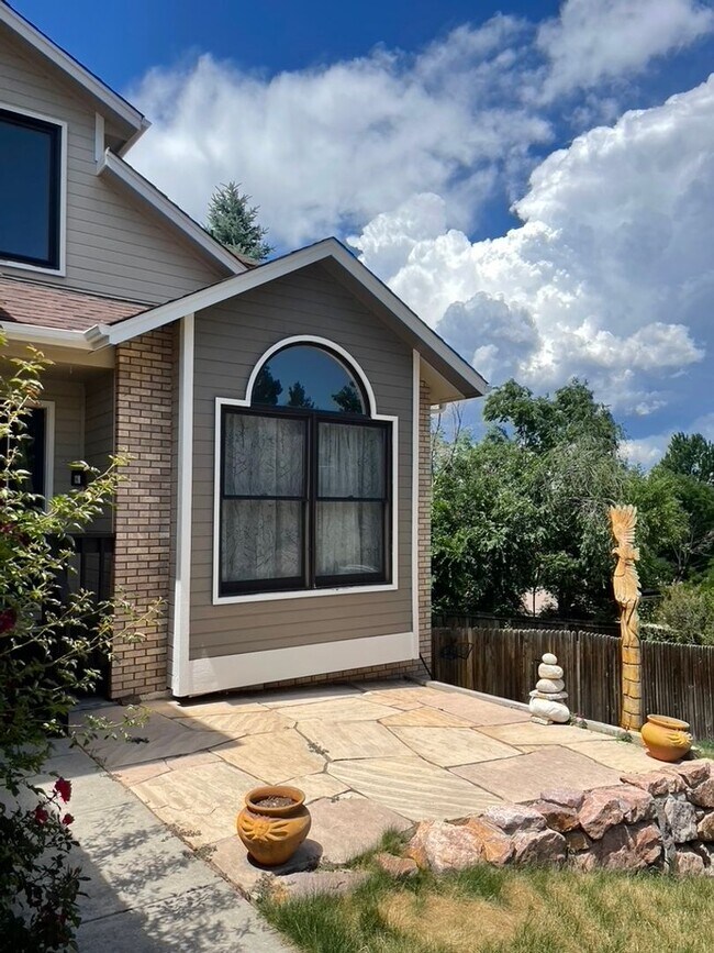 Building Photo - Spectacularly HUGE 6BD Home with Panoramic...