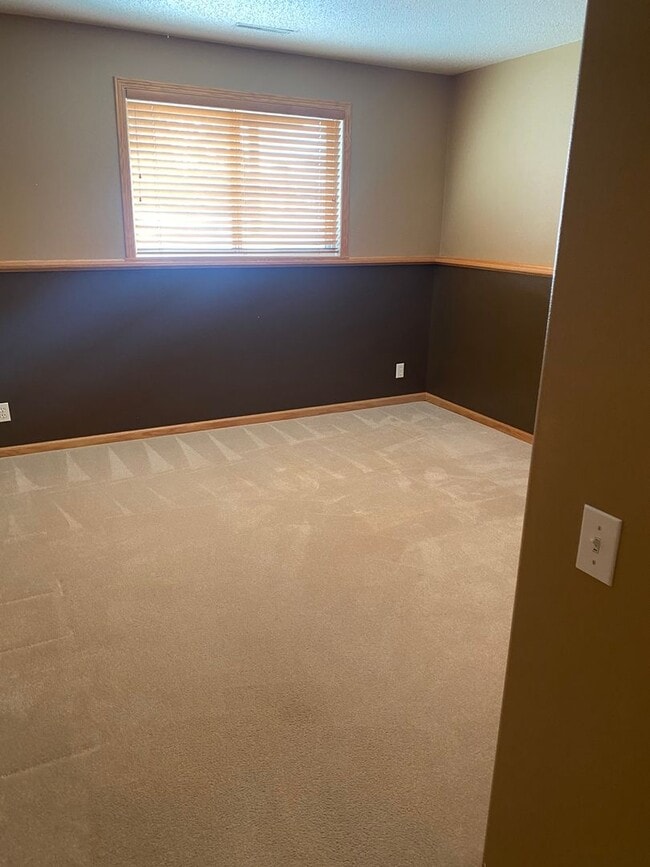 Building Photo - 3 bd/2 ba Twinhome available June 1st!