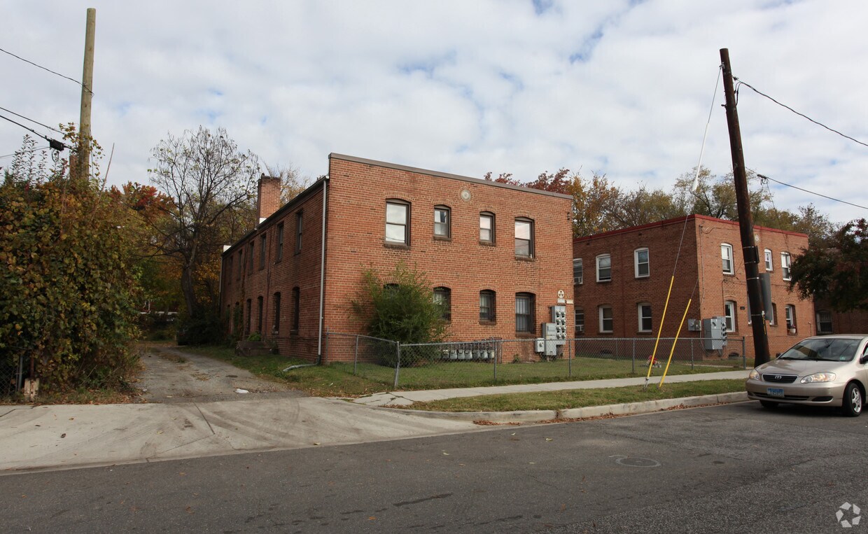 Building Photo - 4912 Nash St NE