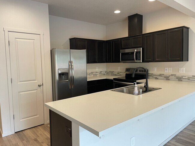 Building Photo - 3 Bedroom Townhome w/FULLY FENCED YARD & G...