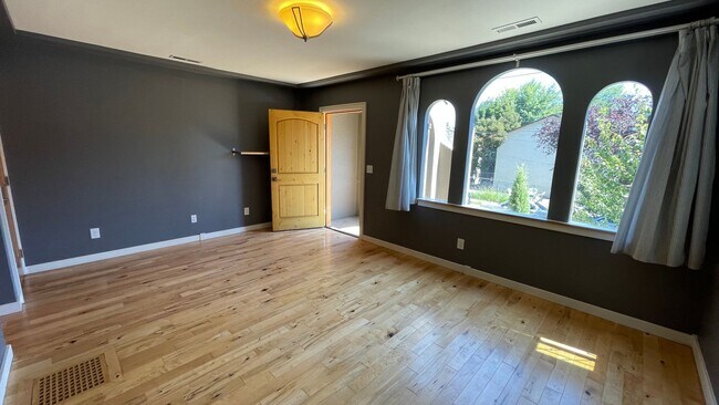 Foto del edificio - Great 2 bed 2 bath duplex, Mission style h...