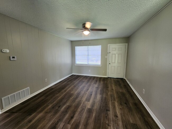 Building Photo - 4/2 in West Lampasas