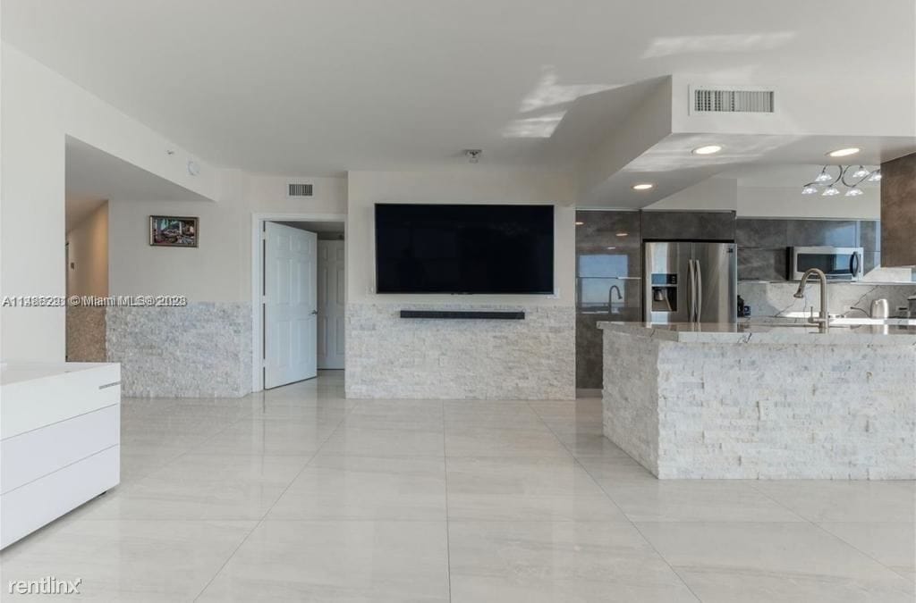 Primary Photo - 3 br, 2 bath Condo - 2080 S Ocean Dr Apt 1011