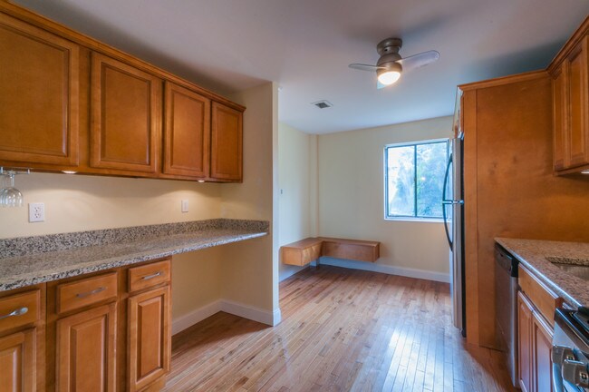 Foto del edificio - 105 Brittany Farms Rd