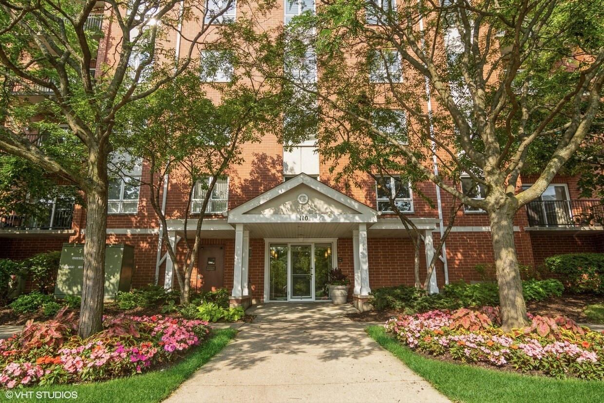 Foto principal - 110 N Milwaukee Ave