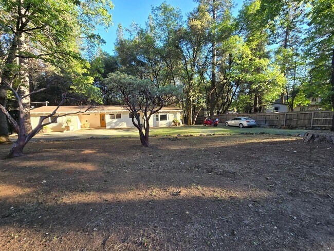 Foto del edificio - Spacious 4-Bedroom Home on Desirable Hillcrest Blvd in Colfax